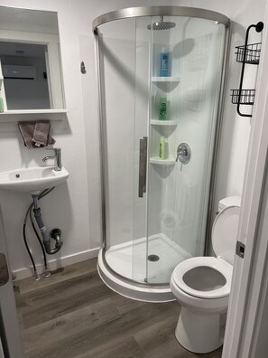 Shower, shampoo
