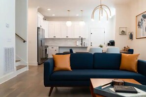 Téléviseur, table de ping-pong