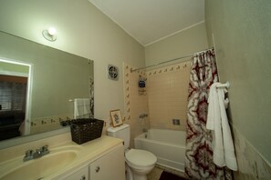 Duschwanne, Handtücher, Seife, Shampoo