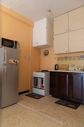 Kühlschrank, Mikrowelle, Ofen, Herdplatte