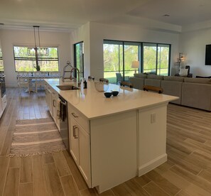 Private kitchen - Modern Farmhouse-Inspired 3 Bed, 3 Bath Home - minutes from Ft. Myers airport (Fort Myers)