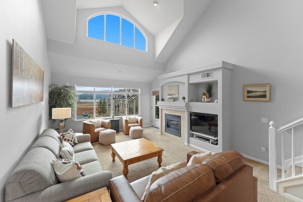 Apartment (3 Bedrooms) | Exterior - Incredible Lake Views, On Lake & Recpath, Skiing Nearby, Balcony by Summit County Mountain Retreats (Frisco)