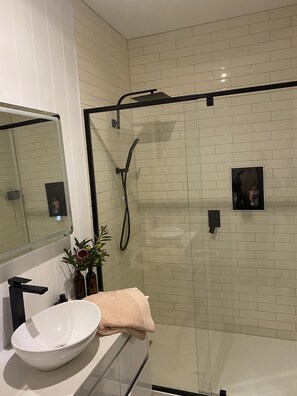Combined shower/bathtub, towels, soap, shampoo - Brand new upside down townhouse with ocean views (Ventnor)