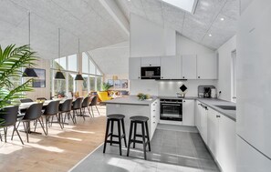 Fridge, microwave, stovetop, dishwasher - Lovely home in Nørre Nebel with sauna (Nørre Nebel)