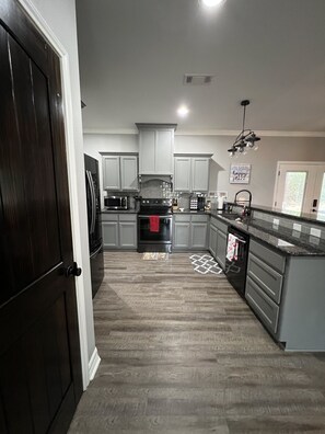 Kjøleskap, mikrobølgeovn, ovn og kokeplater