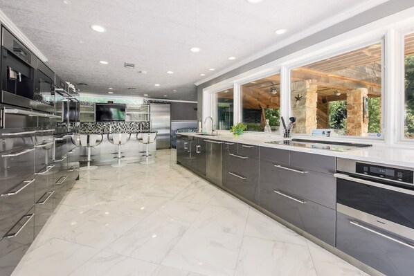 Frigorifero, microonde, forno, piano cottura