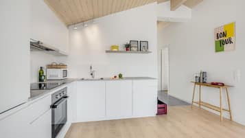 Wasserkocher mit Kaffee-/Teezubehör, Kühlschrank, Mikrowelle, Ofen