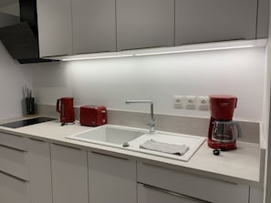 Refrigerador, microondas, horno y parrilla de estufa