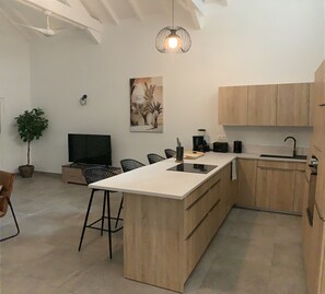 Kühlschrank, Mikrowelle, Ofen, Herdplatte