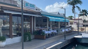 En restaurang vid vattnet som heter ”BE KOOL” och som har uteservering och utsikt över vattnet.