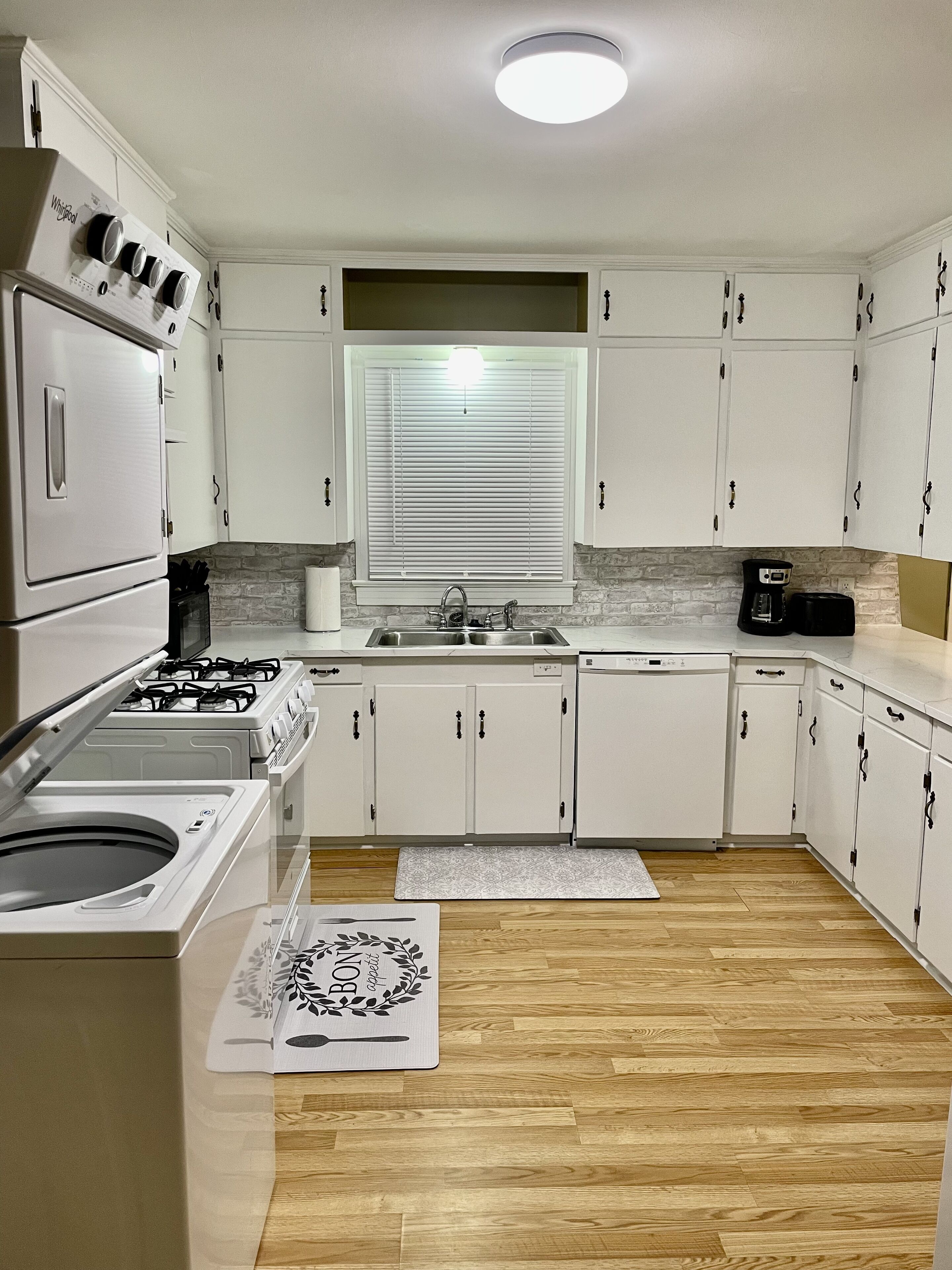 Køleskab, mikrobølgeovn, ovn, kogeplade