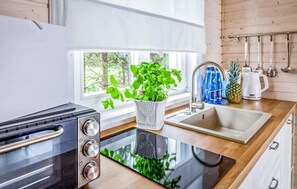 Réfrigérateur, plaque de cuisson, lave-vaisselle, cafetière/bouilloire