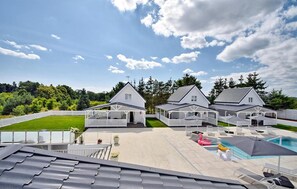 A residential area with multiple white houses, a swimming pool, and a well-maintained lawn. - Pet friendly home in Kolczewo with swimming pool (Kolczewo)