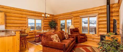 Smart TV, chimenea y impresora