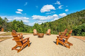 Property grounds - Home for Holidays Villa at Stony Woods near Asheville Pet Friendly (Marshall)