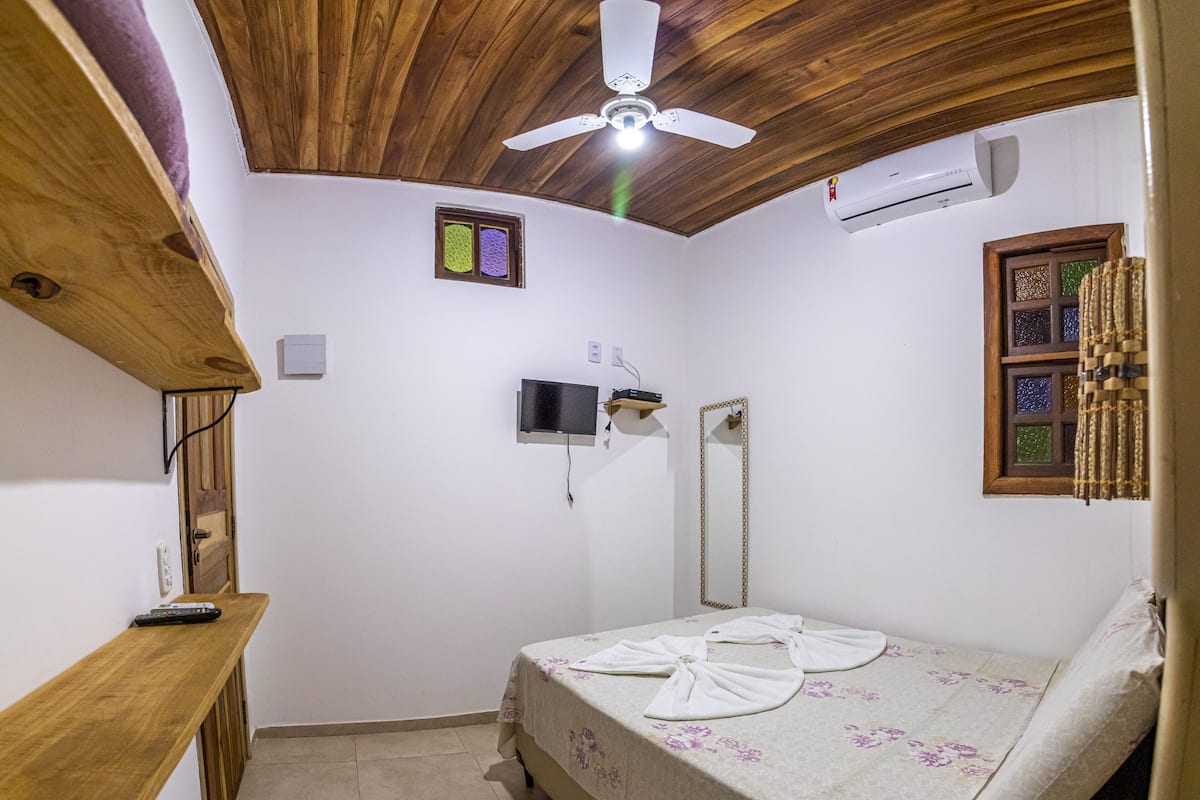 Quarto casal econômico | Wi-Fi de cortesia, roupa de cama