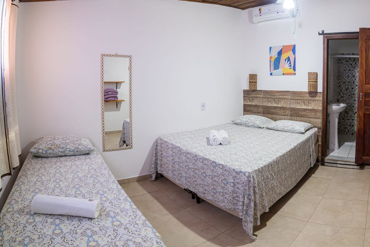 Quarto triplo standard | Wi-Fi de cortesia, roupa de cama