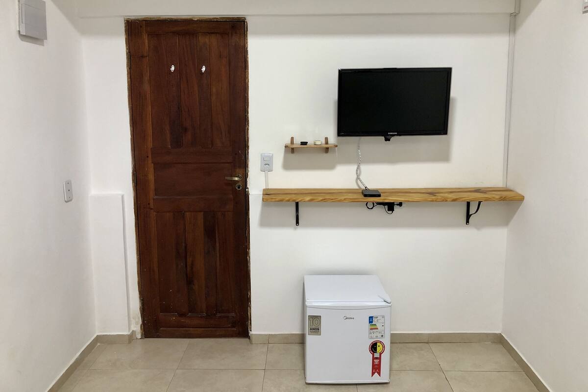 Quarto casal econômico | Wi-Fi de cortesia, roupa de cama
