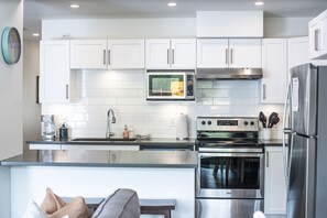 Apartment | Eigene Küche | Großer Kühlschrank, Mikrowelle, Ofen, Herdplatte