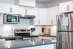 Bloc d'apartaments | Cuina privada | Frigorífic gran, microones, forn i placa de cuina