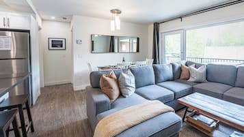 Condo | Área de sala de estar | Smart TV de 40 pulgadas con canales digitales, televisión y chimenea