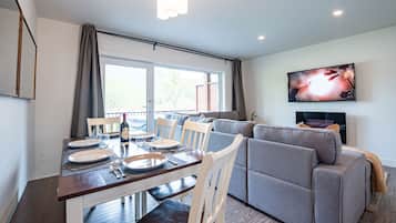 The RendezView | Living area | 40-inch Smart TV with digital channels, TV, fireplace