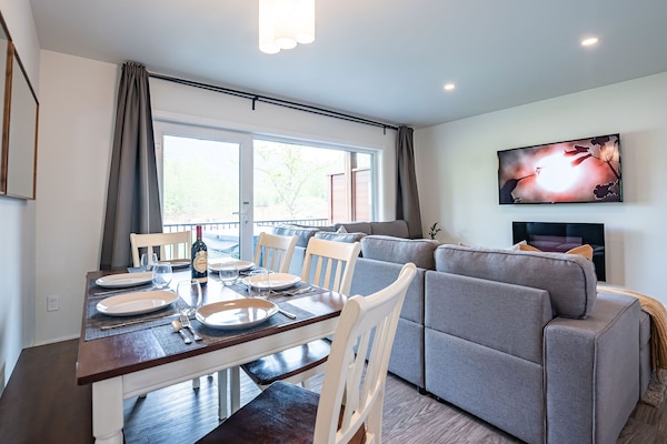 The RendezView | Living area | 40-inch Smart TV with digital channels, TV, fireplace