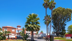 A parking lot with a sign indicating a vacant property. - Fully Furnished Style 2 BHK - 1 BATH Apt in San Diego Poway-Miramar with Parking (Poway)