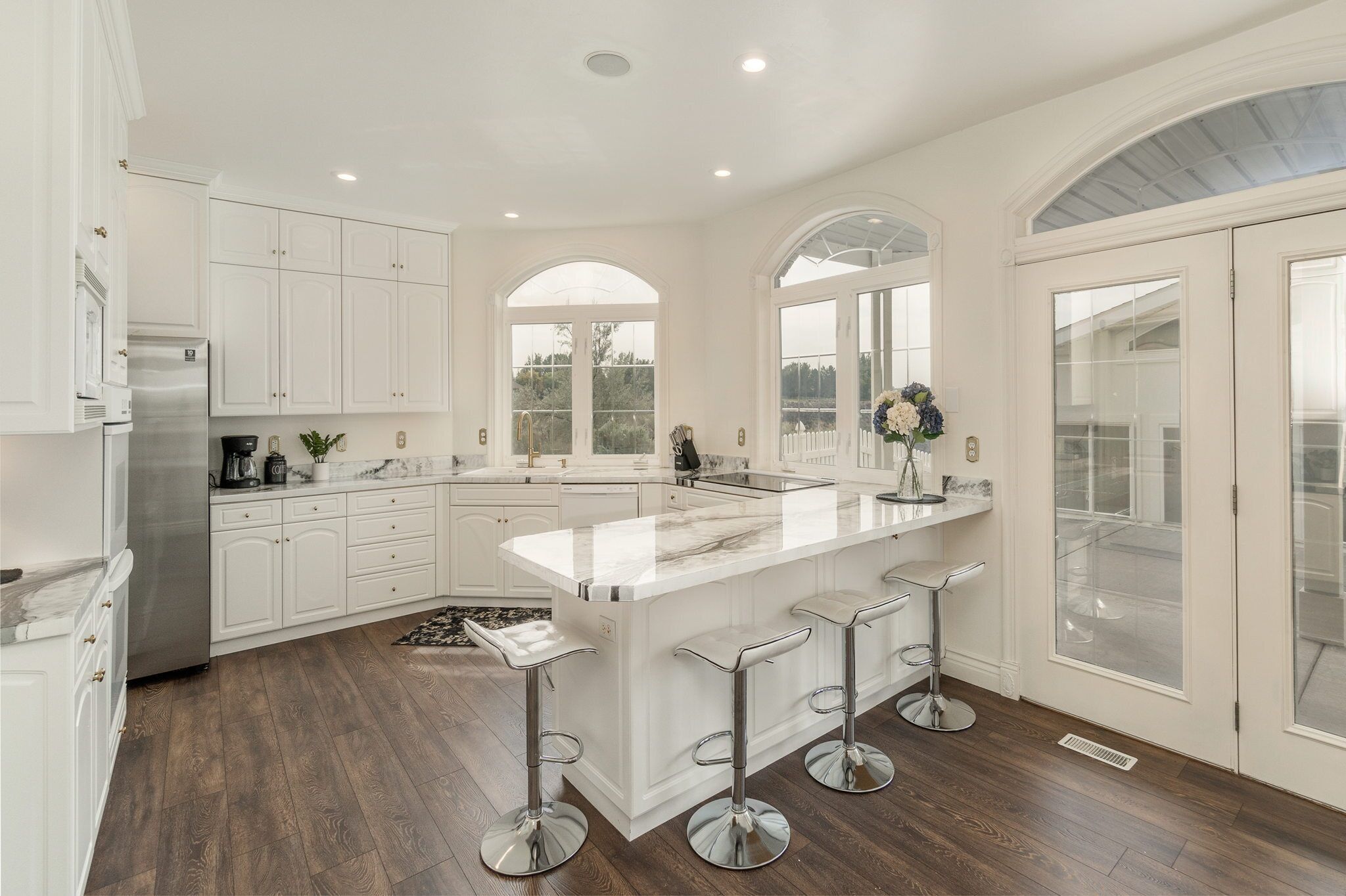 Geladeira, micro-ondas, fogão, cooktop