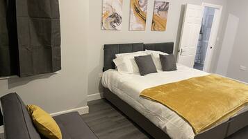 4 bedrooms, desk, iron/ironing board, travel crib