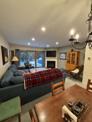 Smart TV, fireplace, music library - Waterville Valley 2 Bedroom Townhouse Condo (Waterville Valley)