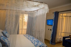 3 bedrooms, desk, iron/ironing board, free WiFi