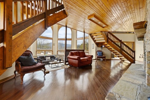 Crestview Estate 5 acres-heated pool-5min to strip