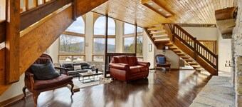 Crestview Estate 5 acres-heated pool-5min to strip