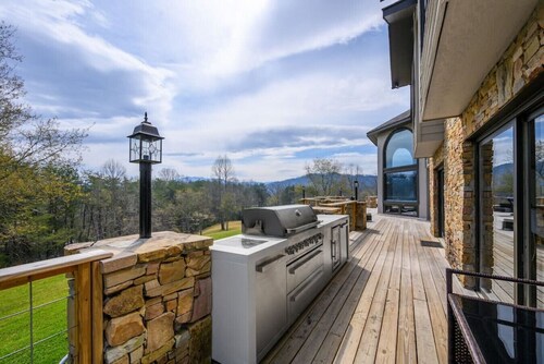 Crestview Estate 5 acres-heated pool-5min to strip