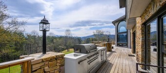 Crestview Estate 5 acres-heated pool-5min to strip