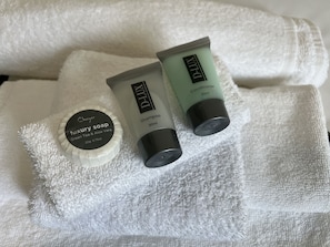 Kolmen hengen classic-huone | Kylpyhuone | Suihku, ilmaiset hygieniatuotteet, pyyhkeet