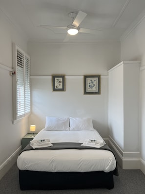 Queen Room with Shared Bathroom | Minibar, free WiFi, bed sheets - Hotel Concord (Concord West)