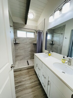 Combined shower/bathtub, hair dryer, bidet, towels - Big Island Green Sands House (Naalehu)