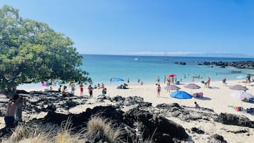 Playa en los alrededores, camastros y toallas de playa