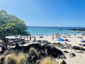 Playa en los alrededores, camastros y toallas de playa 