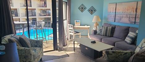 TV connectée, lecteur de DVD, livres