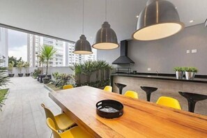 Geladeira, micro-ondas, cooktop, cafeteira/chaleira