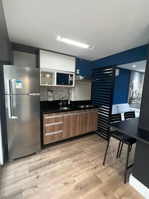 Geladeira, micro-ondas, cooktop, cafeteira/chaleira