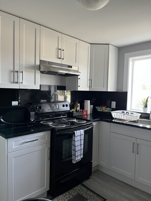 Réfrigérateur, micro-ondes, plaque de cuisson, cafetière/bouilloire