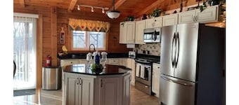Cabin minutes from Seneca lake! Fire pit, horse shoe pit, hot tub!