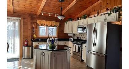 Cabin minutes from Seneca lake! Fire pit, horse shoe pit, hot tub!