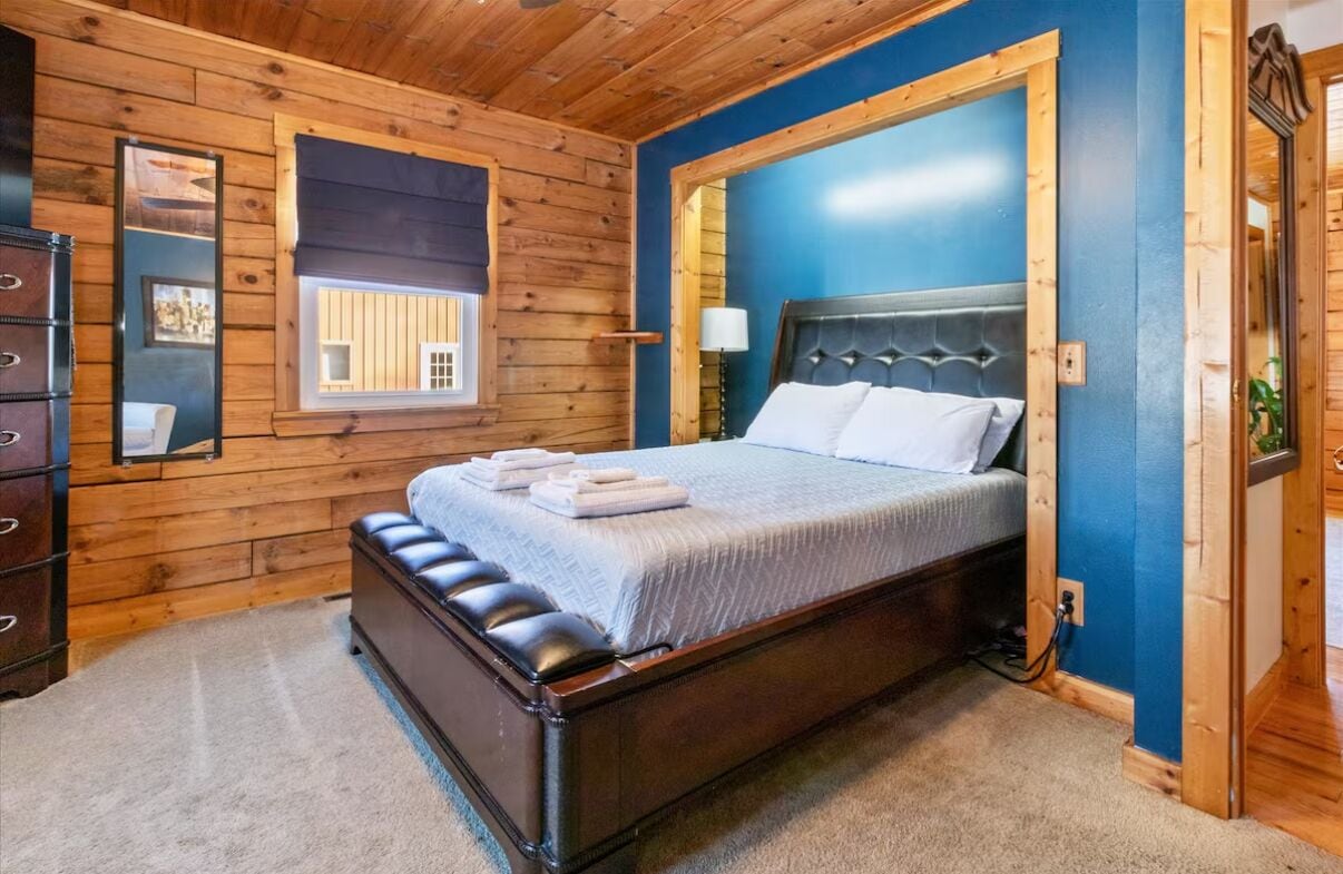 3 bedrooms, iron/ironing board, free WiFi, bed sheets