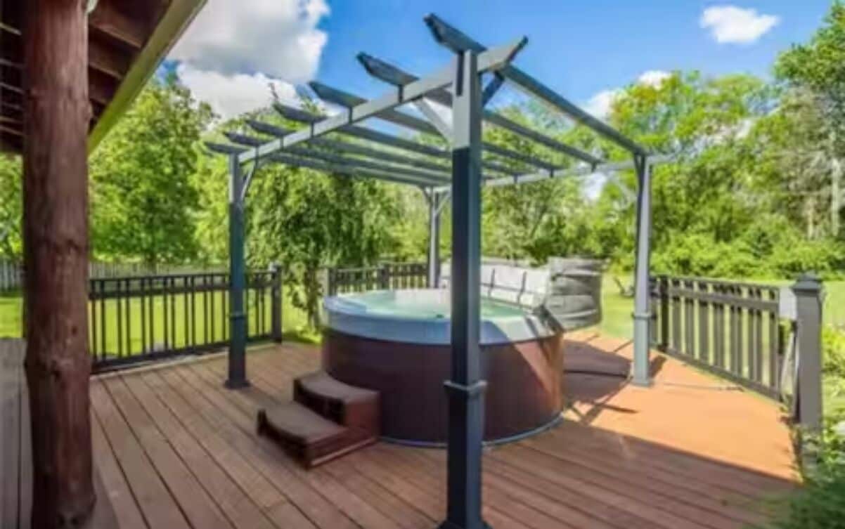 Outdoor spa tub