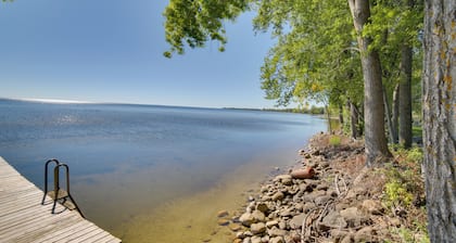 600' of Green Bay Frontage & Dock: Cozy Cottage